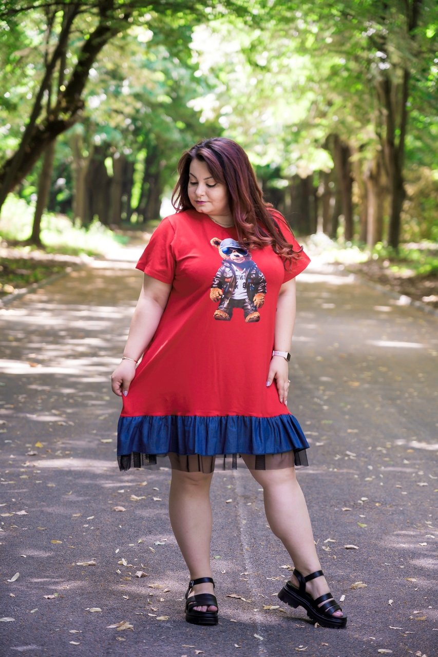 Рокля с апликация на мече в червено