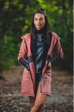 Жилетка с кожени елементи в пудра