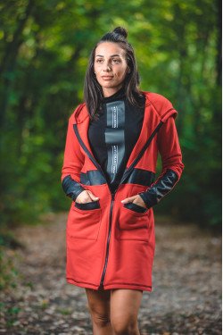 Жилетка с кожени елементи в червено