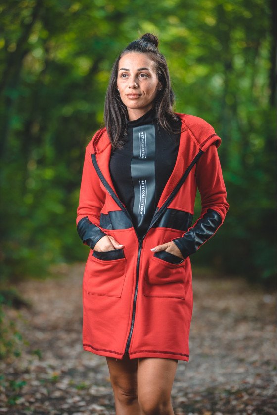 Жилетка с кожени елементи в червено