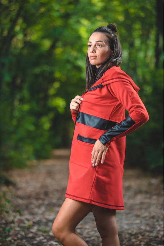 Жилетка с кожени елементи в червено