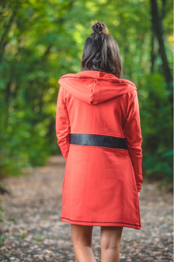 Жилетка с кожени елементи в червено