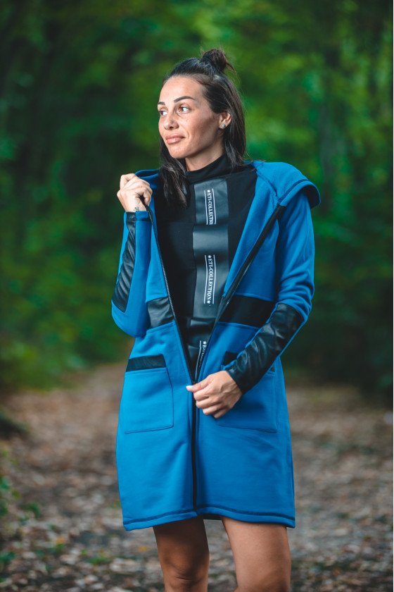 Жилетка с кожени елементи в син десен