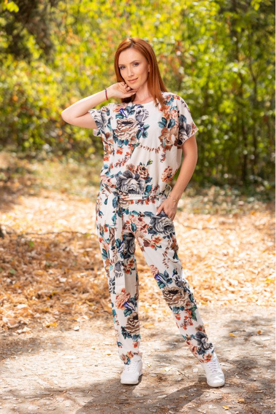 Прекрасен гащеризон на цветя Дея