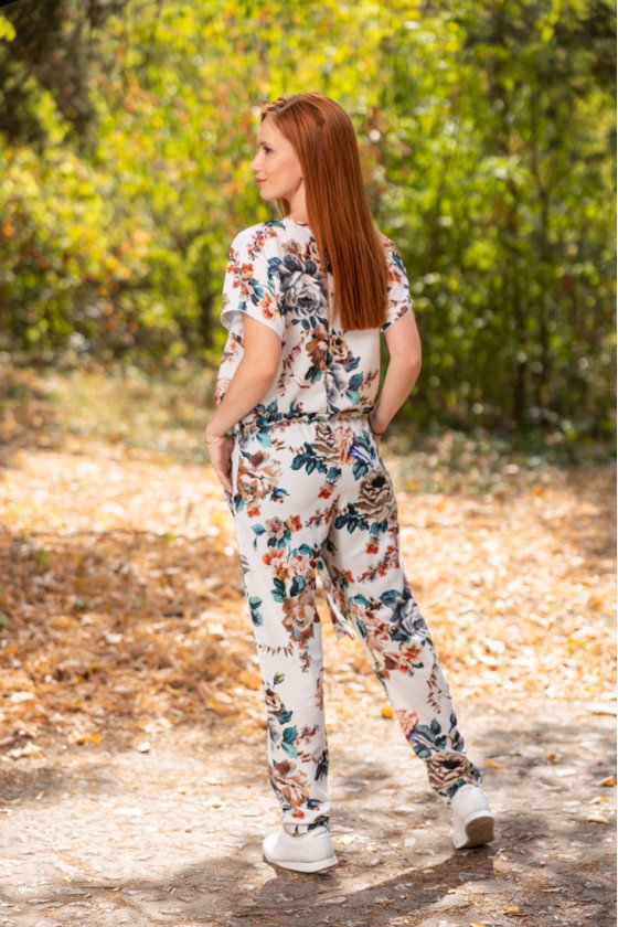 Прекрасен гащеризон на цветя Дея