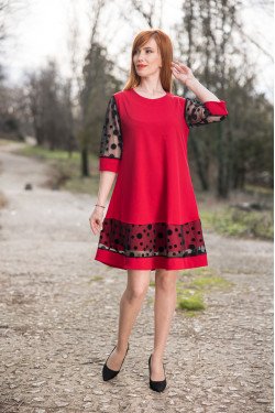 Прекрасна рокля с тюл в червено