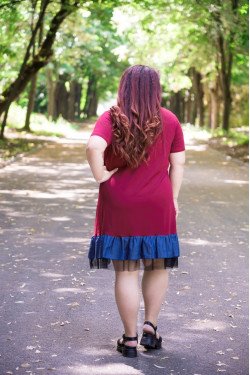 Рокля с апликация на мече в бордо