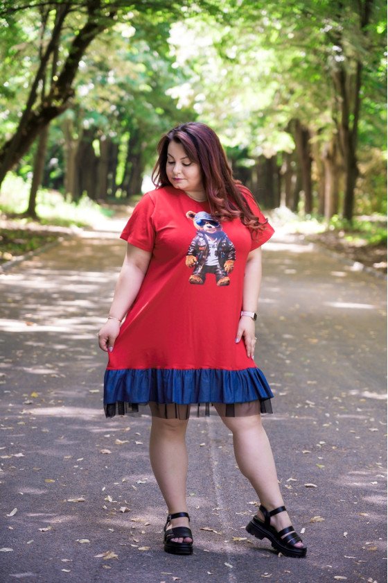 Рокля с апликация на мече в червено