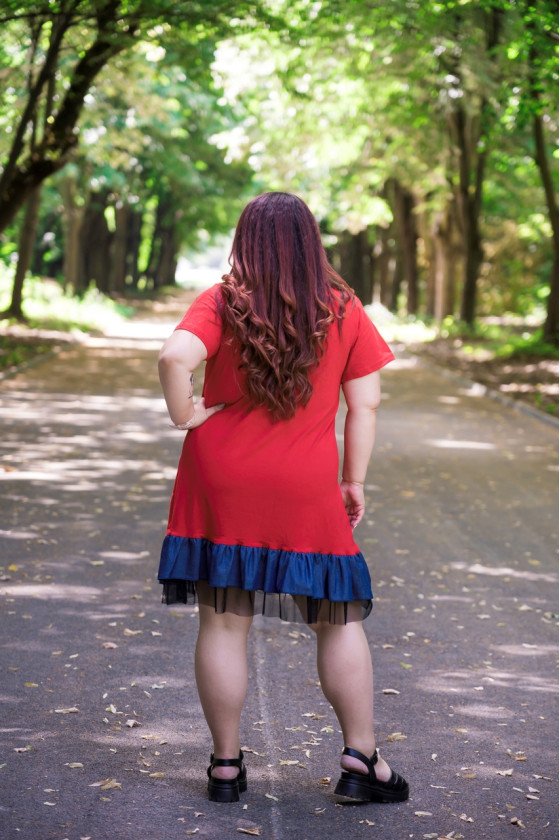 Рокля с апликация на мече в червено