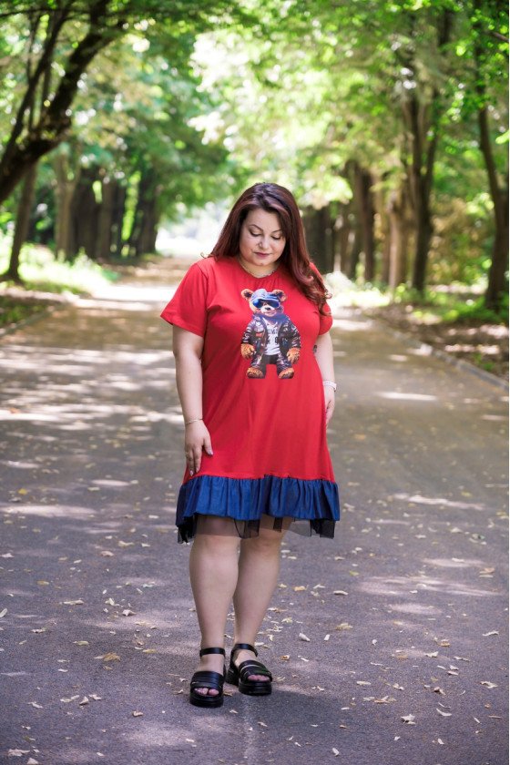 Рокля с апликация на мече в червено