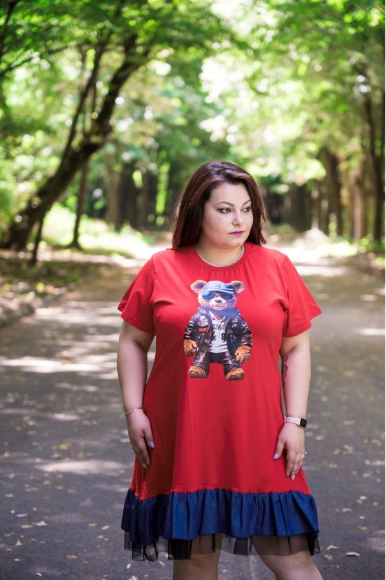 Рокля с апликация на мече в червено