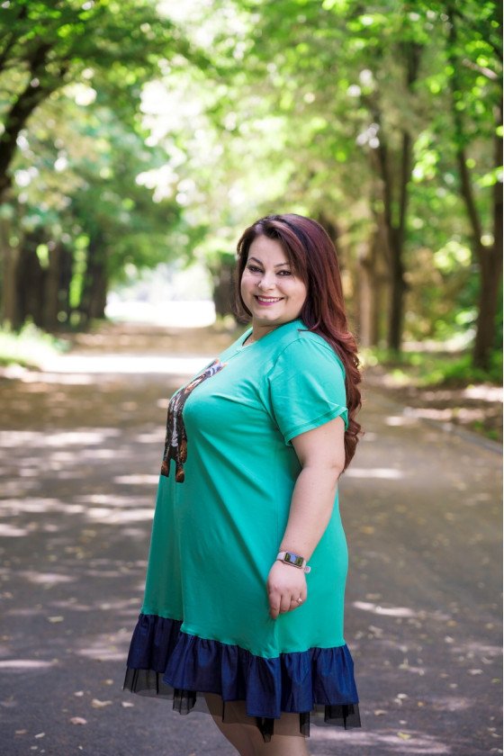 Рокля с апликация на мече в зелено