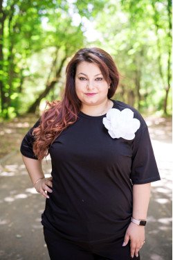 Тениска с роза в черно