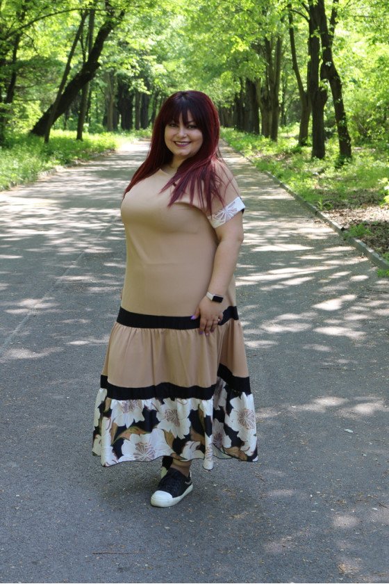 Елегантна рокля за макси дами в бежово