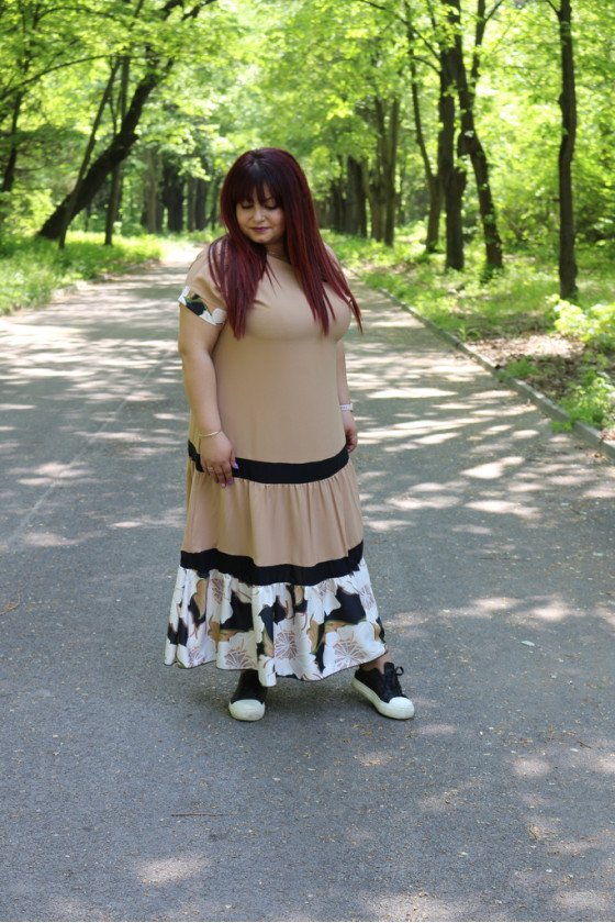 Елегантна рокля за макси дами в бежово