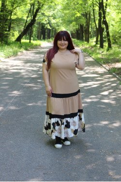 Елегантна рокля за макси дами в бежово