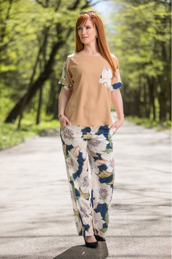 Елегантен дамски комплект в шарен десен 