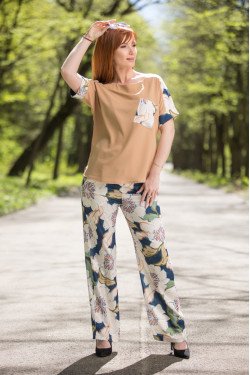 Елегантен дамски комплект в шарен десен 