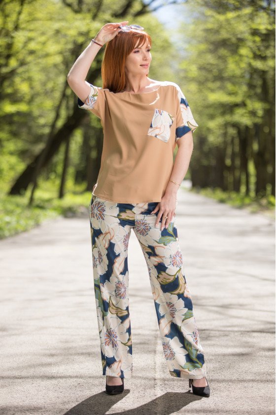 Елегантен дамски комплект в шарен десен 