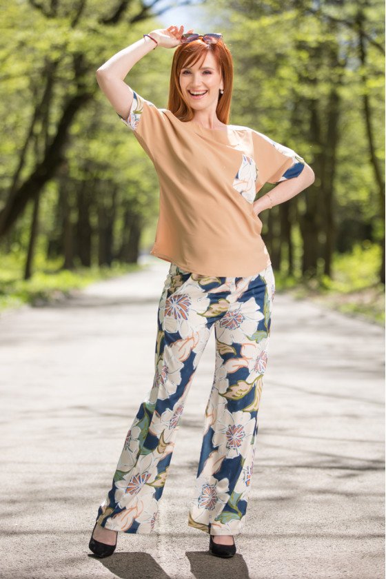 Елегантен дамски комплект в шарен десен 