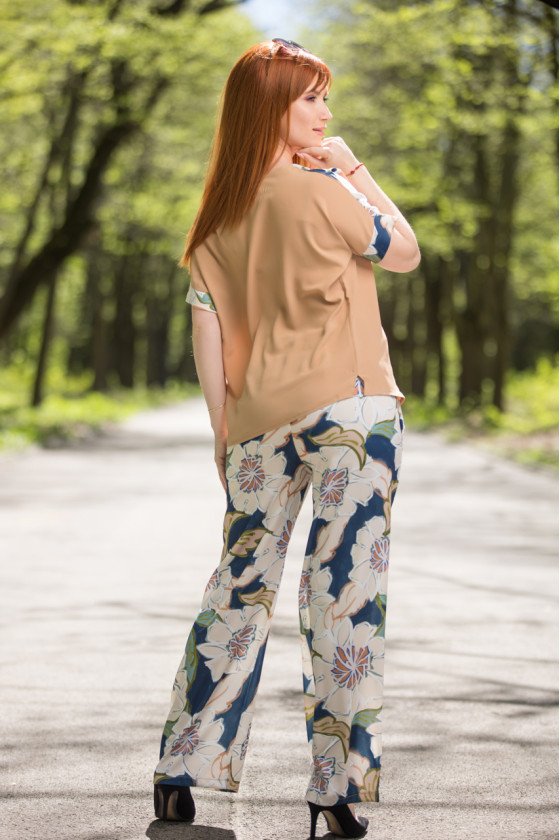 Елегантен дамски комплект в шарен десен 