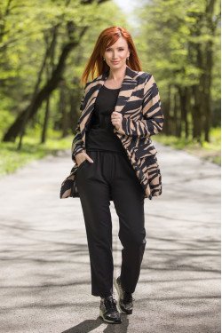 Елегантно дамско сако в бежов принт тип зебра