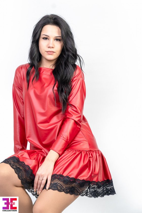 Кожена рокля в червено