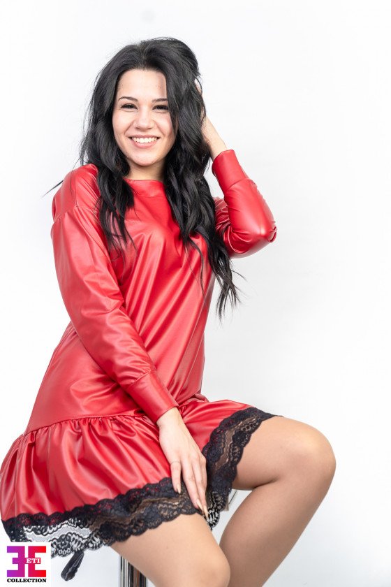 Кожена рокля в червено