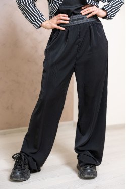 Елегантен панталон широк крачол в черно