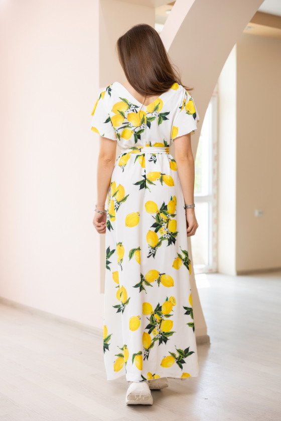 Дълга лятна рокля с лимонов принт в бяло