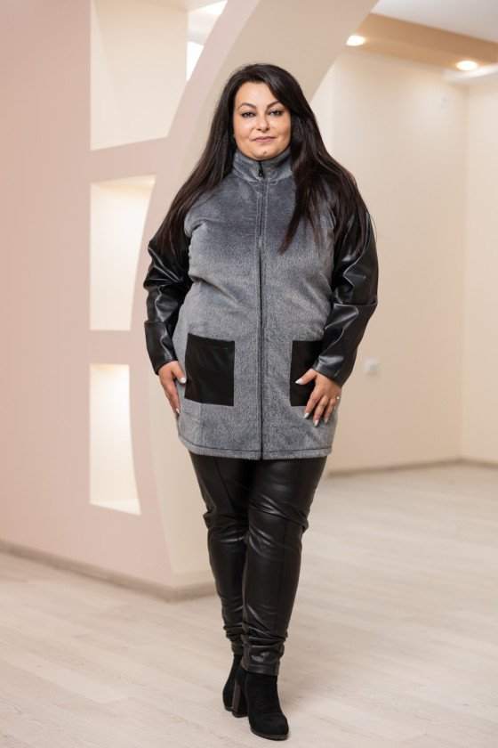 Стилна дамска жилетка от къс еко косъм и кожени акценти в сиво