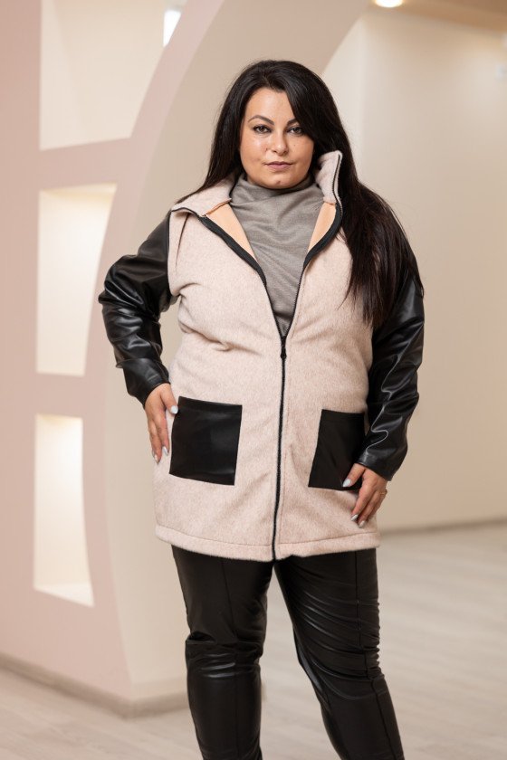 Стилна дамска жилетка от къс еко косъм и кожени акценти