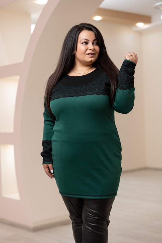 Елегантна туника с дантела в маслено зелено