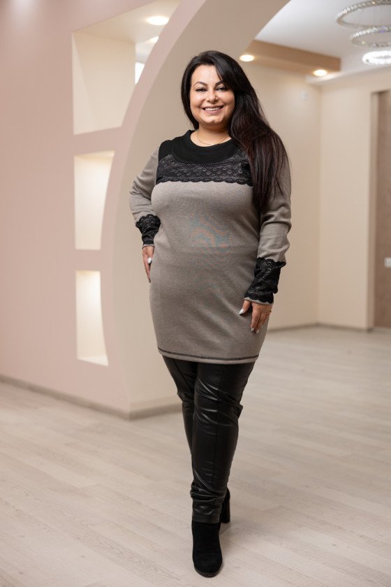 Елегантна туника с дантела в сиво