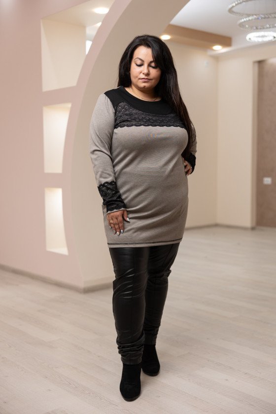 Елегантна туника с дантела в сиво