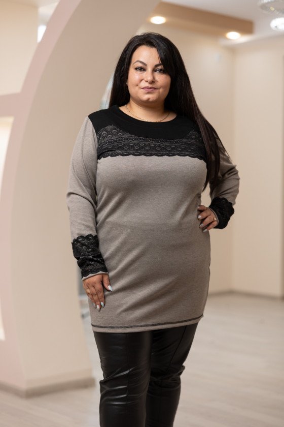 Елегантна туника с дантела в сиво