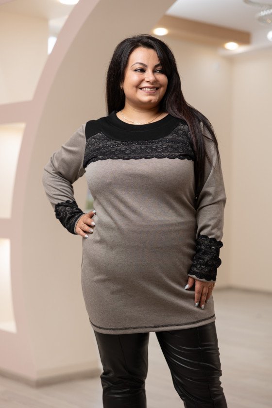 Елегантна туника с дантела в сиво