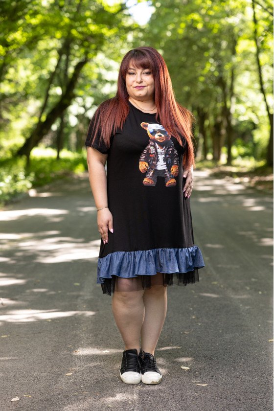 Прекрасна рокля с апликация на мече