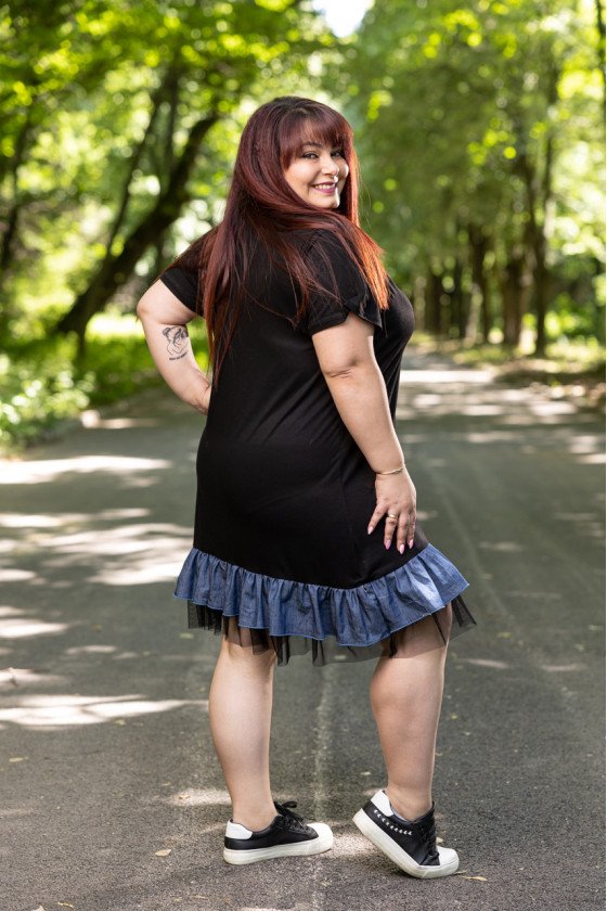 Прекрасна рокля с апликация на мече