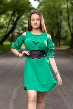 Дамска рокля с голи рамене в зелено