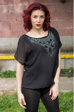 Елегантна блуза с камъни