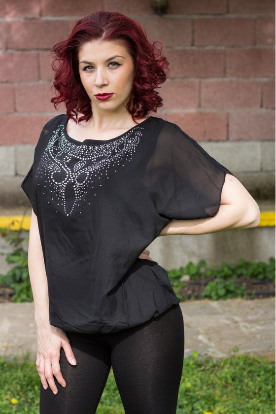 Елегантна блуза с камъни