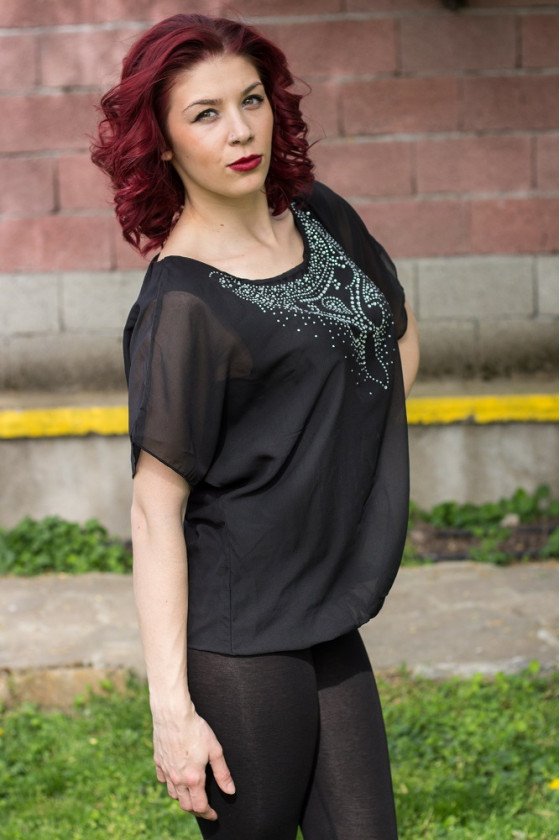 Елегантна блуза с камъни