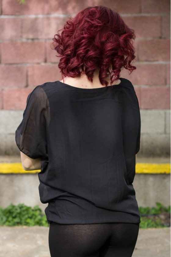 Елегантна блуза с камъни