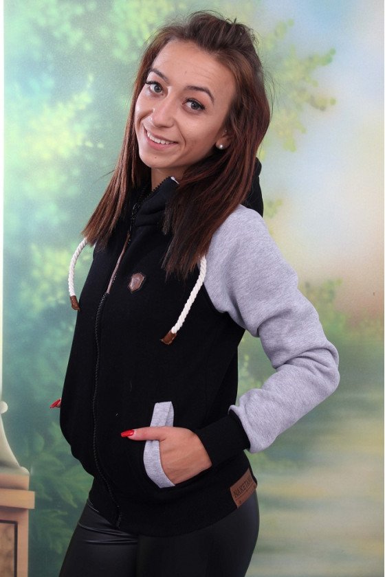 СУИТЧЕР С КАЧУЛКА МЕРИ