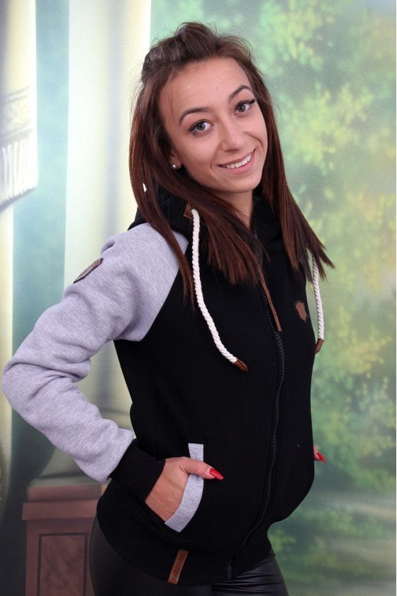 СУИТЧЕР С КАЧУЛКА МЕРИ