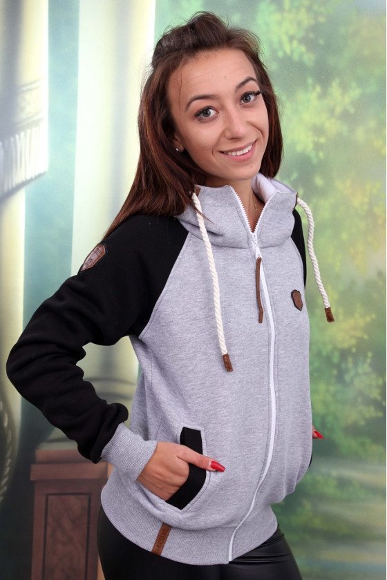 СУИТЧЕР С КАЧУЛКА НАНСИ