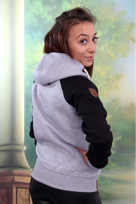 СУИТЧЕР С КАЧУЛКА НАНСИ