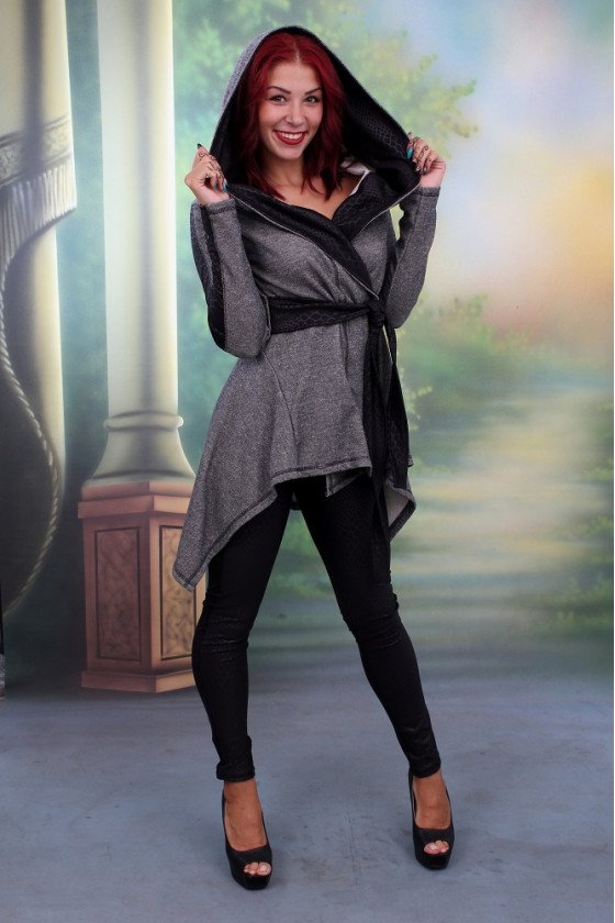 ЯКЕ С КАЧУЛКА ЖЕНИ