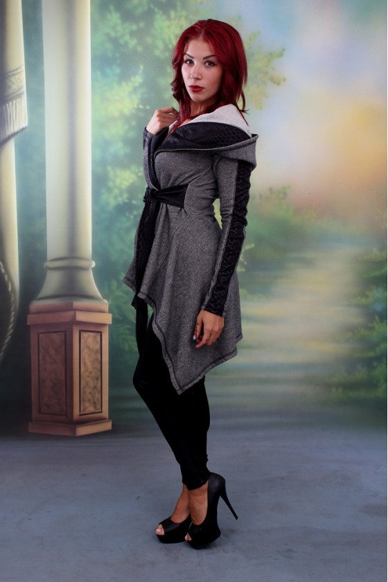 ЯКЕ С КАЧУЛКА ЖЕНИ